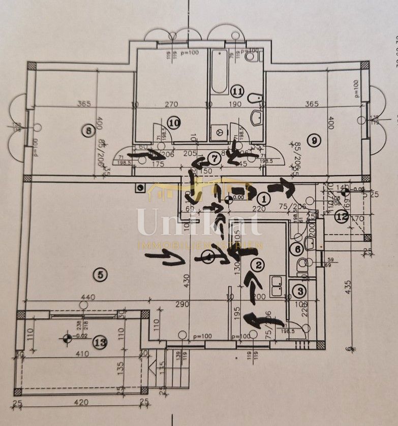 Samostojna pritlična hiša - bazen, garaža in velik vrt
